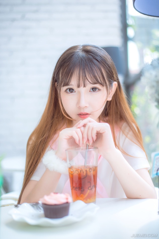 我说:”怕什么,风头早过去了。你以为咱们警察真那么关心破案啊,大部分案子都是顺便破的,比如说抓住一个街上偷东西的,结果审出来杀了人。一般杀人的案子都是这么破的。”——韩寒《一座城池》